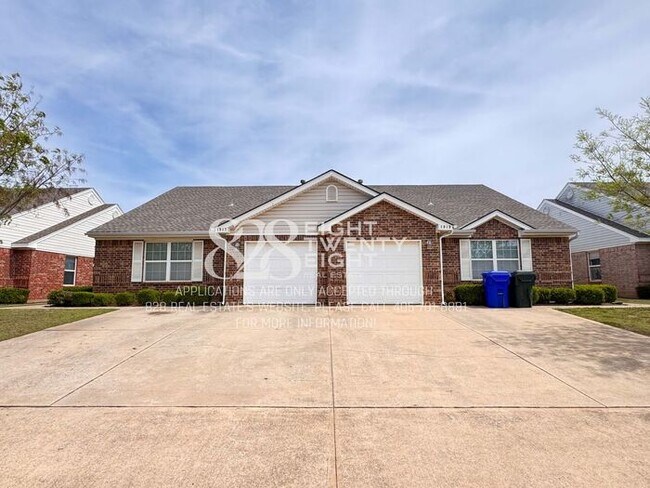Foto del edificio - ADORABLE East Norman 3 Bed/2 Bath Duplex Available NOW in Eastridge!