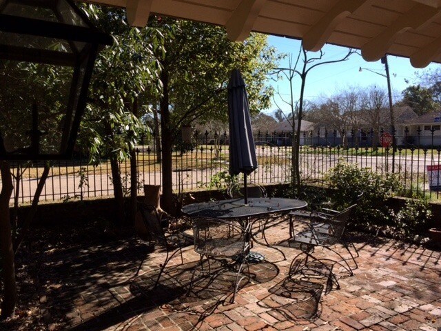 Foto del edificio - 2555 Hundred Oaks Ave