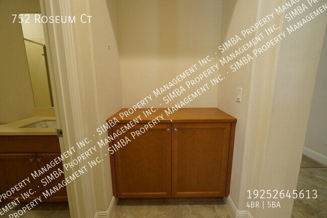 Building Photo - 752 Roseum Ct