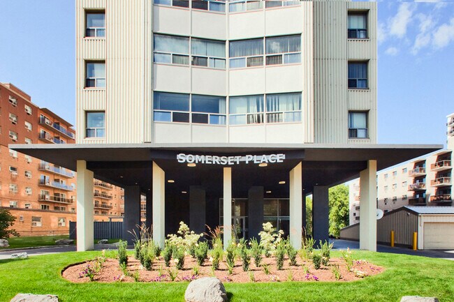 Photo du bâtiment - Somerset Place Apartments