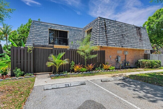 Building Photo - Elegant Lakeview Townhome – Hardwood Floor...
