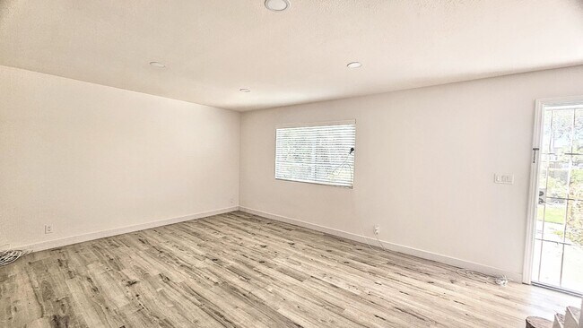 Foto del edificio - Gorgeous Remodeled 3bed 3bath 2 car garage...