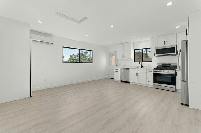 Building Photo - 615 N Coronado St