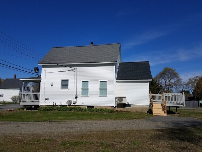 Right side view / heat pump - 62 Pendleton St