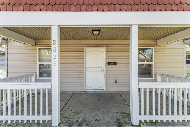 Foto del edificio - 2329 N Kenwood Ave