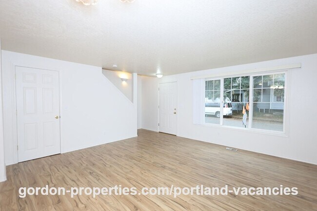 Building Photo - SE 73rd Ave - 3 bedroom townhouse in Mt Scott-Arleta neighborhood