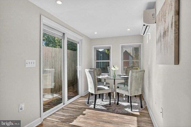 Building Photo - 312 N Henry St