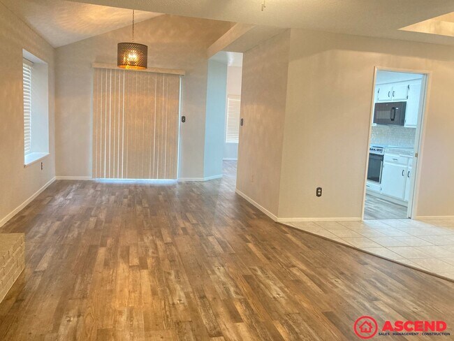 Foto del edificio - Spacious 3BD/2BA Home in Bakersfield's Desirable 93312