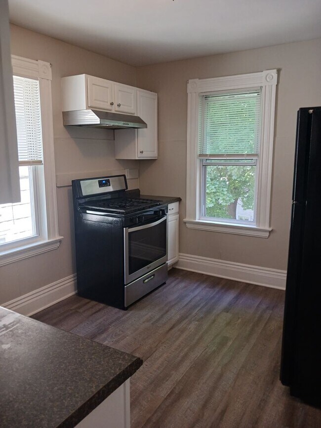 62 Amherst St Unit up, Rochester, NY 14607 Room for Rent in Rochester