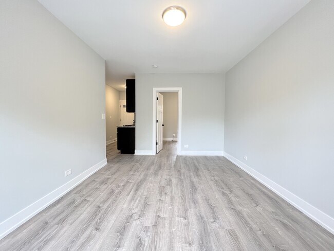 Building Photo - 707 W Brompton Ave