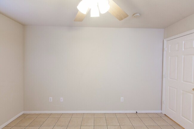 Building Photo - Duplex for Lease in Howe