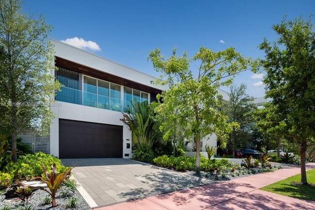 Building Photo - 1051 W 48th St