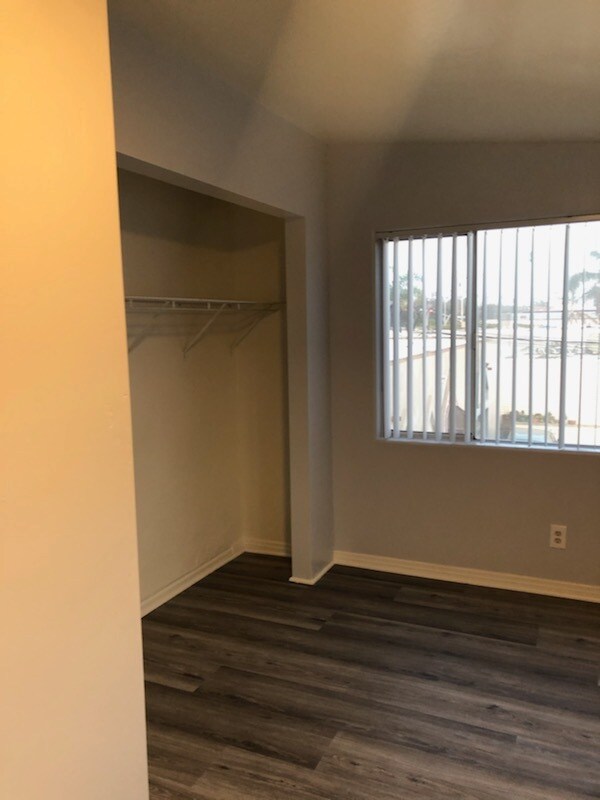 Open closet concept - 1527 Garnet Ave