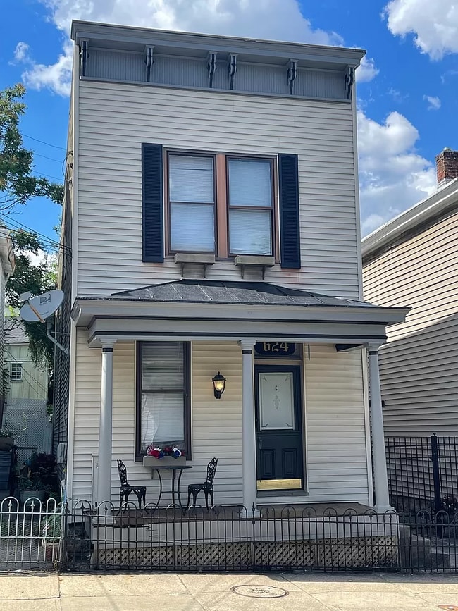 Building Photo - 624 W 12th St