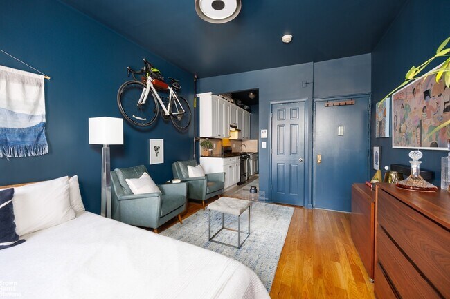 Building Photo - Spacious Park Slope Studio