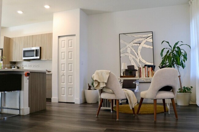 Foto del edificio - 7819 NW 104th Ave