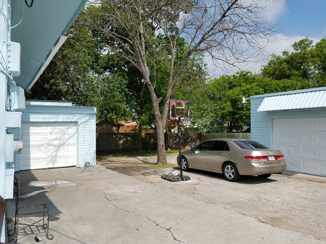 Building Photo - 2204 W San Antonio St