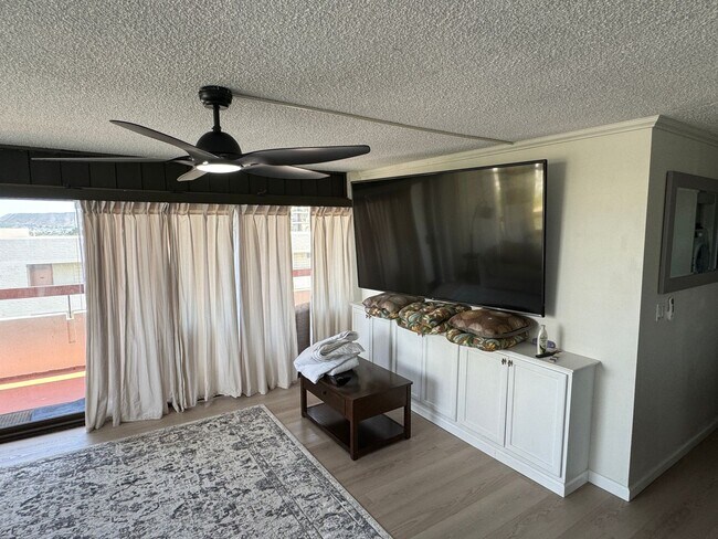 Building Photo - 2BR/2BA/1PK in Waikiki