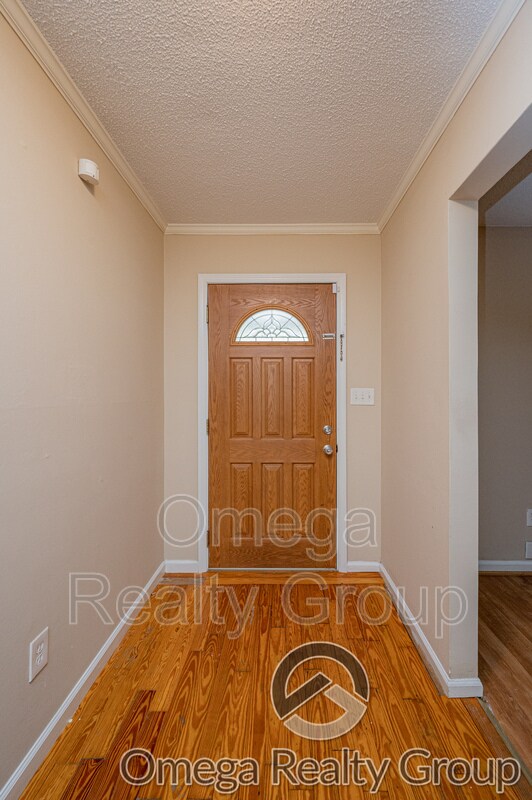 Building Photo - 1400 Pine Tree Dr