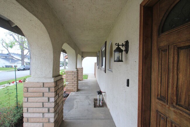 Foto del edificio - Welcome to this beautifully refreshed 4-bedroom, 2-bath two-story home located in desirable North...