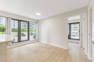 Building Photo - 10 Queens Quay W