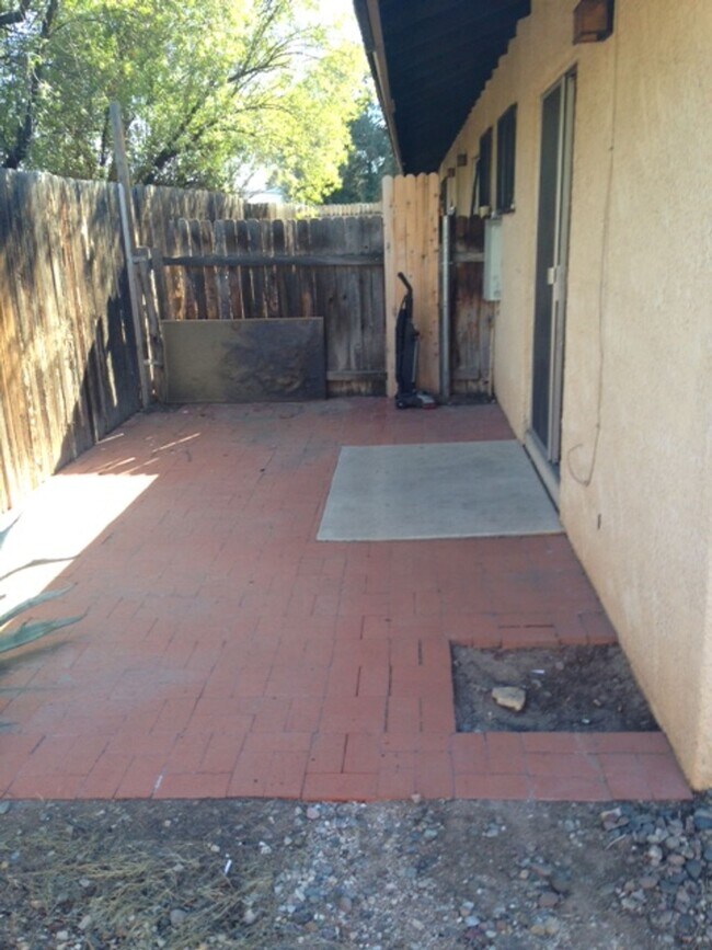 Foto del edificio - Small Apartment Community, Remodeled One bed/One bath!