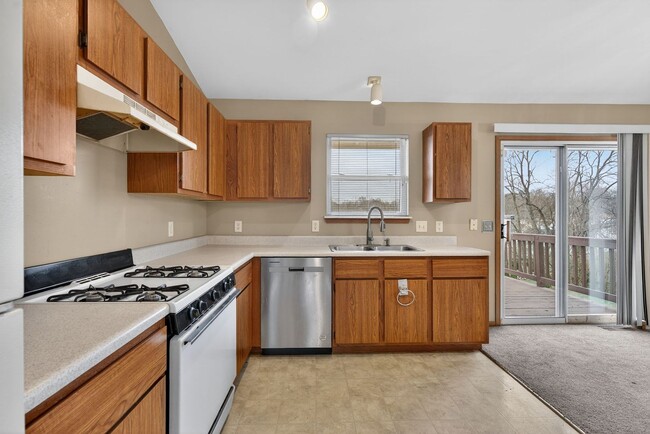 Building Photo - Charming 3 Bedroom with Garage!