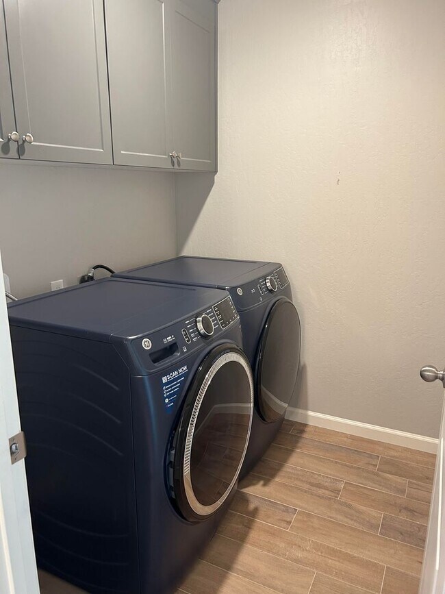 Foto del edificio - 3 BR 2 BA Available Now