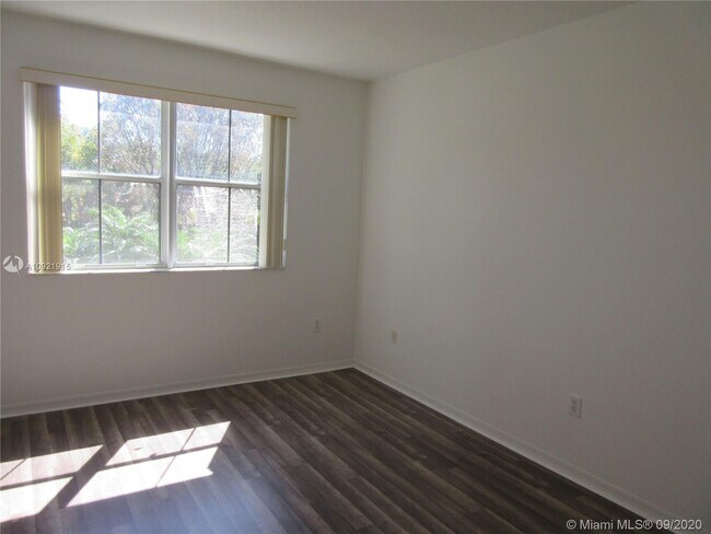 Foto del edificio - 6400 NW 114th Ave