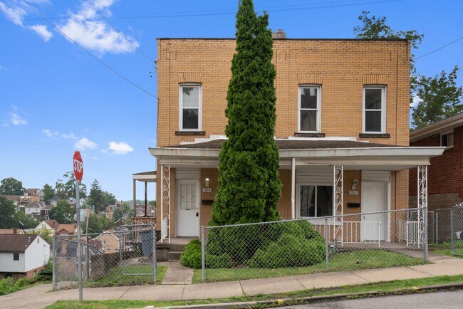 Foto del edificio - SCORE 1ST MONTH'S RENT FREE IF SIGNED BY AUGUST 7!Convenient 2 Bedroom home in Mt. Washington ava...