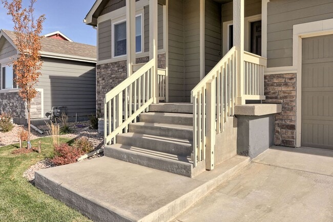 Building Photo - 3 Bedroom Split Level in Raindance