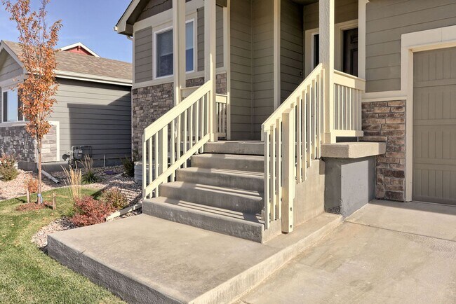 Foto del edificio - 3 Bedroom Split Level in Raindance