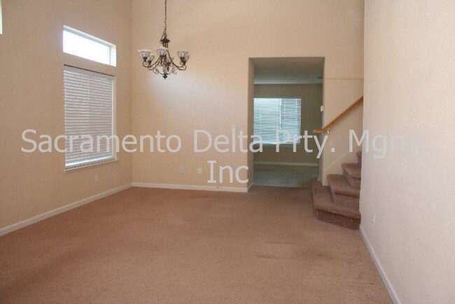 Building Photo - Beautiful 5 Bedroom 3 bath Natomas Home