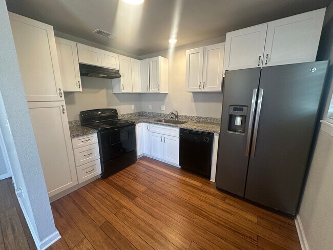 Building Photo - 901 Parmer Ave