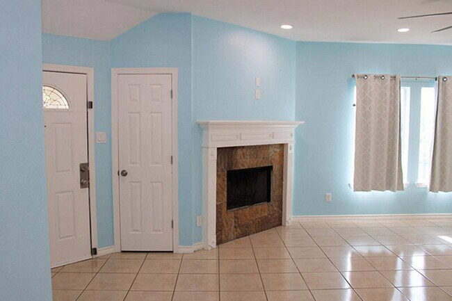 Building Photo - "Lovely 4-Bedroom Lakeside Retreat in Rock...