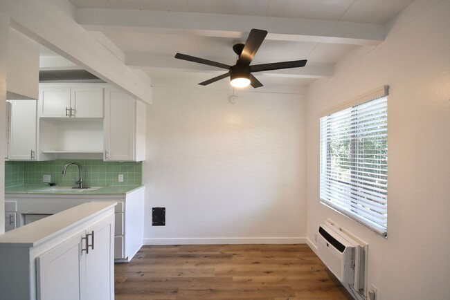 Foto del edificio - 6125 Whitsett Ave