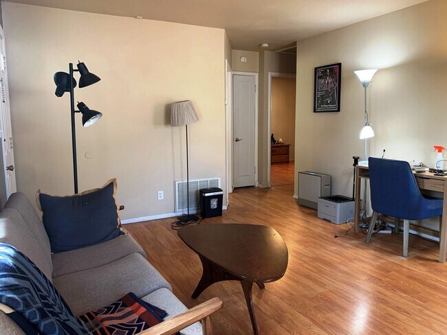 Building Photo - Main Floor Living 2 Bedroom 1 Bath Northsi...