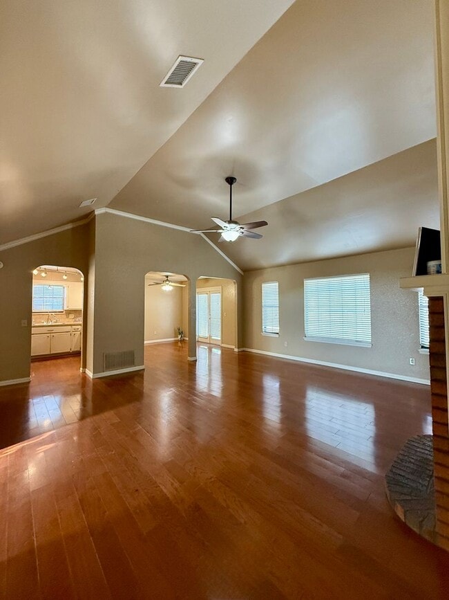 Building Photo - Amazing Home in Westmoor Addition!