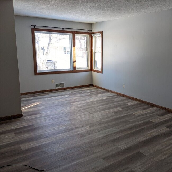 Building Photo - 425 Commodore Dr