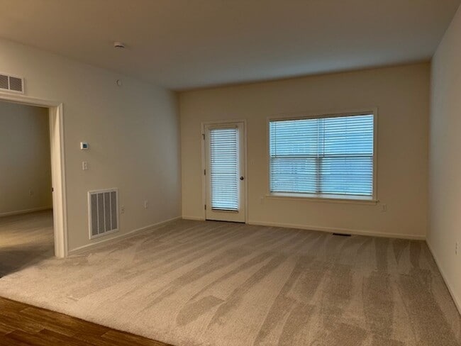 Foto del edificio - 7884 Oakbrook Dr