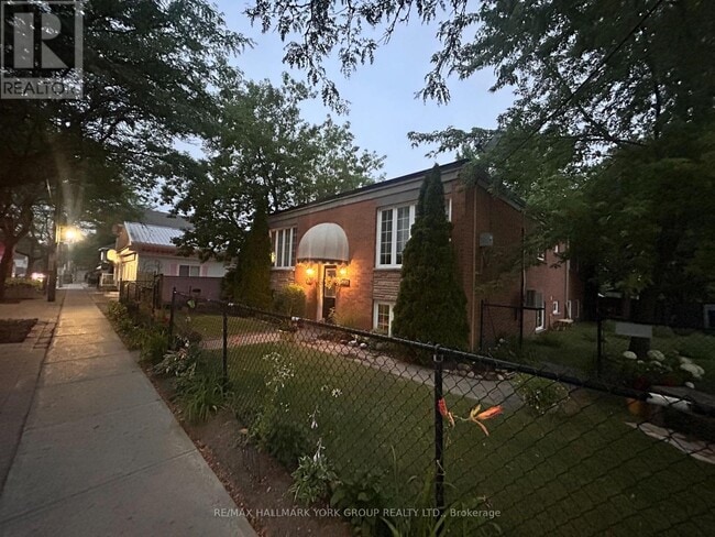 Building Photo - 948 Lake Dr E