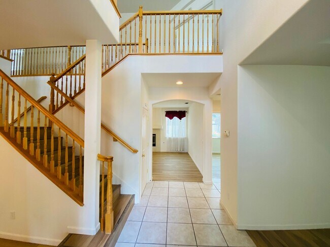 Foto del edificio - Large 2 Story Home