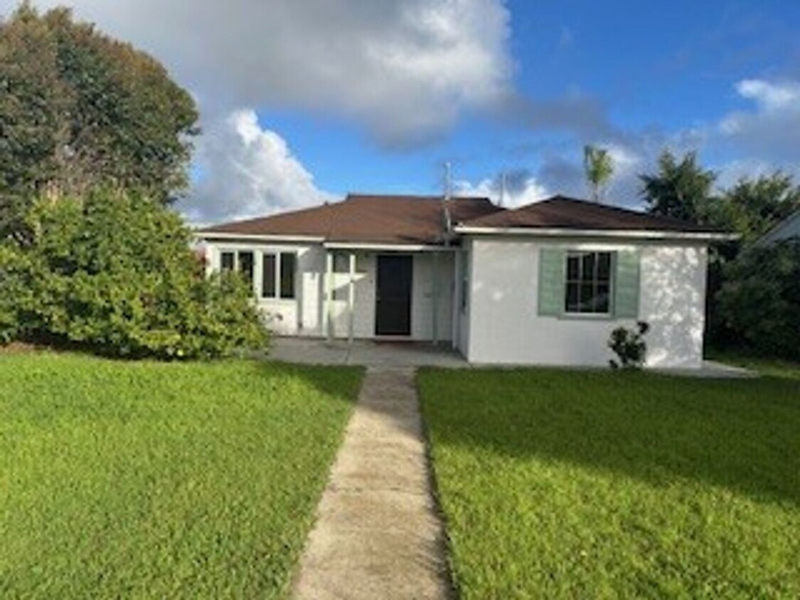 Foto principal - Three Bedroom Single Family Home