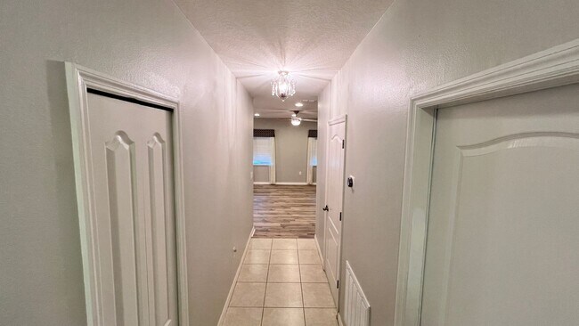 Building Photo - STUNNING 3 Bedroom/2 Bathroom Home in Titu...