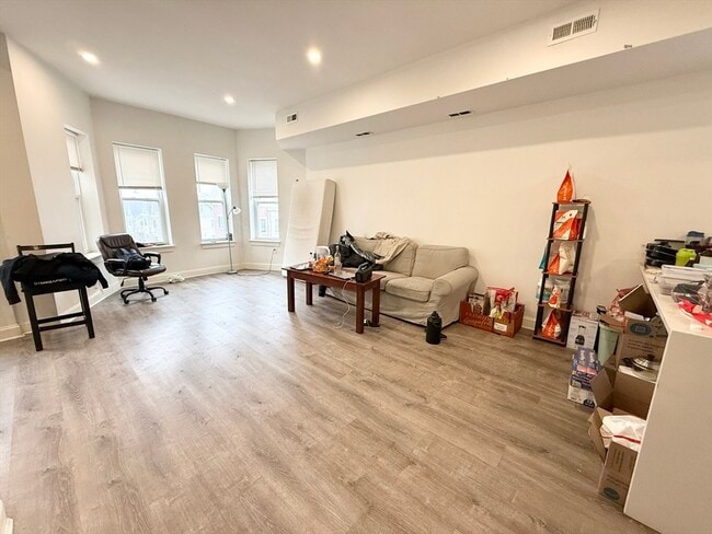 Foto del edificio - 301-305-305 Dudley St