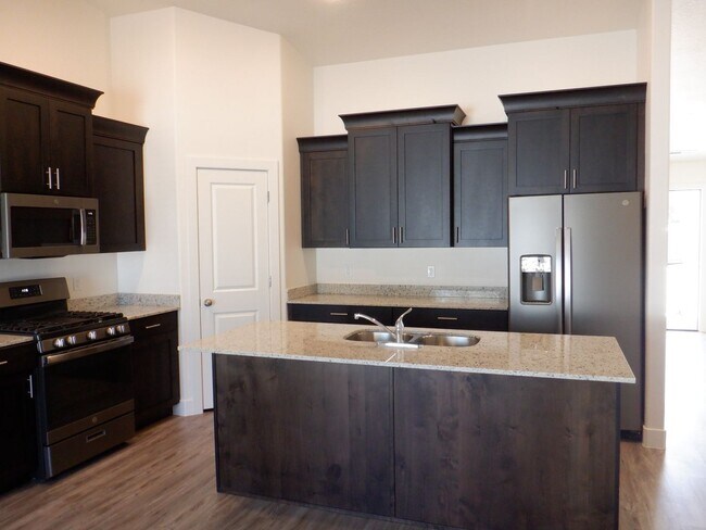 Building Photo - 3 bedroom- 2 bath Brand Newer Construction