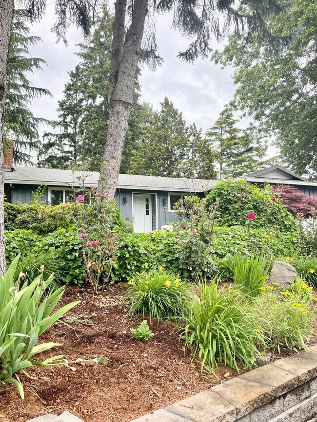 Foto del edificio - 3 Bedroom Aloha Home with Amazing Backyard!