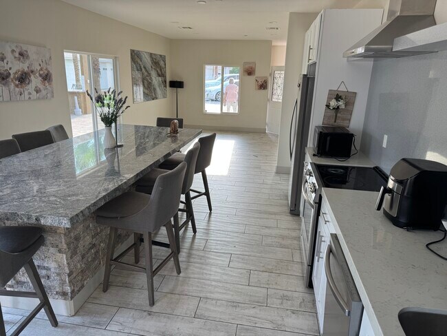 Building Photo - 38580 Rancho Los Cerritos Dr