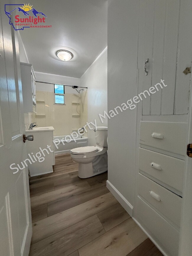 Building Photo - 2 Bed 1 Bath With all the Charm