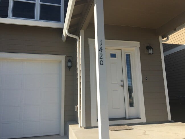 Building Photo - 1422-1422 Marigold Dr